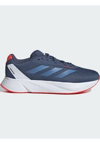 Scarpe da corsa da uomo con tomaia in rete blu traspirante, design a strisce blu, intersuola bianca e dettagli rossi sul tallone e sulla suola.