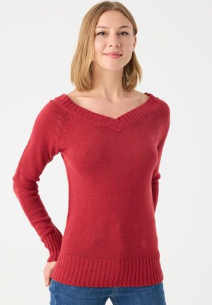 Suéter de punto rojo con escote en V, mangas largas y dobladillo acanalado. Textura suave, corte ajustado y costuras detalladas a lo largo de los hombros.
