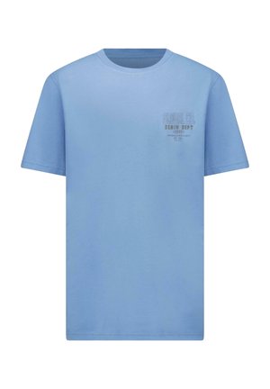 Lichtblauw katoenen T-shirt met korte mouwen, ronde hals en een kleine borstbedrukking met de tekst "GLOBAL CO. DENIM DEPT" in vervaagde letters.