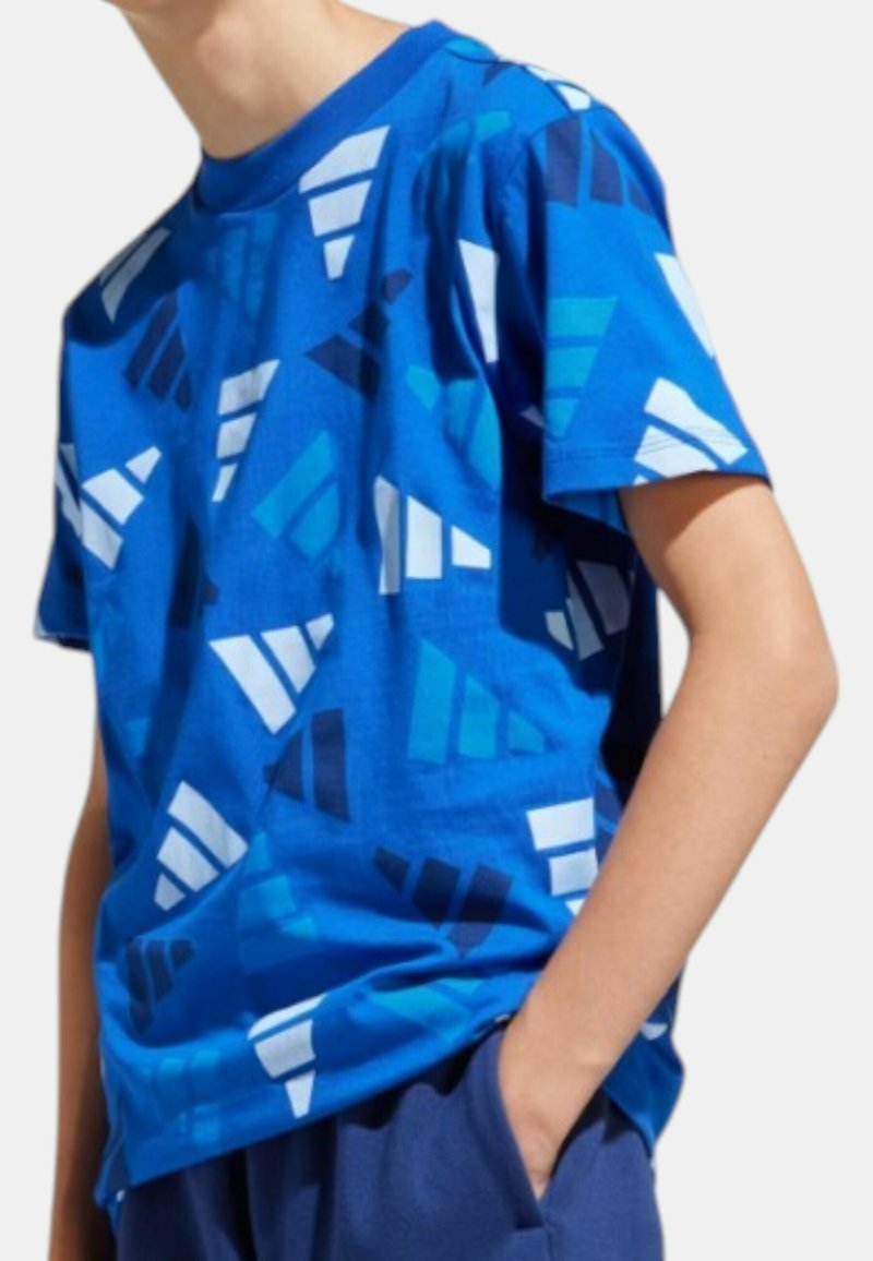 T-shirt in cotone blu con motivi geometrici astratti in diverse sfumature di blu e bianco. Collo a giro e maniche corte. Taglio dritto.