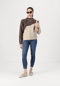 VILA VIKARLA - Džemperis - brown/beige