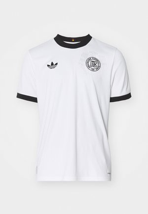 Weißes Kurzarmtrikot mit schwarzem Besatz und Kragen. Enthält das Adidas-Logo, ein rundes Emblem und ein subtile Textur auf dem Stoff.