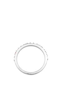 Anello d'argento con un design liscio e arrotondato, caratterizzato da pietre preziose multicolori incastonate lungo il bordo per un tocco visivo.