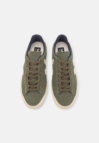 Veja CAMPO BOLD - Sportcipő - mud/pierre