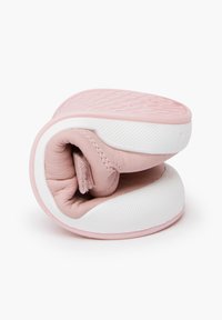 Zapato de cuero rosa con suela de goma blanca, que presenta un fondo texturizado y un diseño suave y enrollado, mostrando detalles de costura y un interior acolchado.