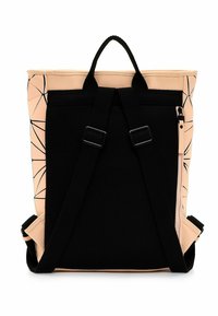 Mochila con malla negra y correas, cuerpo color melocotón que presenta un patrón de líneas geométricas en negro, bolsillo con cremallera y doble asa superior.