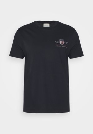 Svart bomull T-skjorte med korte ermer, med en liten brodert logo i rødt og hvitt, rund halsutringning og rett hem.
