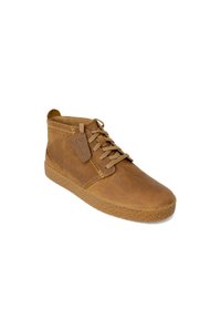 Stivaletto in pelle marrone con punta tonda, design con lacci, suola in tinta con texture, e etichetta con logo impresso. Superficie liscia con dettagli di cucitura sottili.