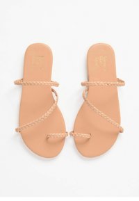 Kergedest sandaled, millel palmikstrapid. Pehme, sile materjal ja minimalistlik disain. Avatud varbaga stiil lihtsa, elegantse siluettiga.