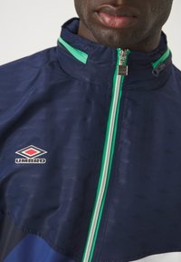 Umbro PANELLED TRACK JACKET - Tréningová bunda - dark navy/peppermint