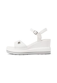 Sandali a zeppa bianchi con cinturino testurizzato, fibbia regolabile alla caviglia e dettaglio del logo. Suola spessa con linea di accentuazione grigia, finitura liscia.