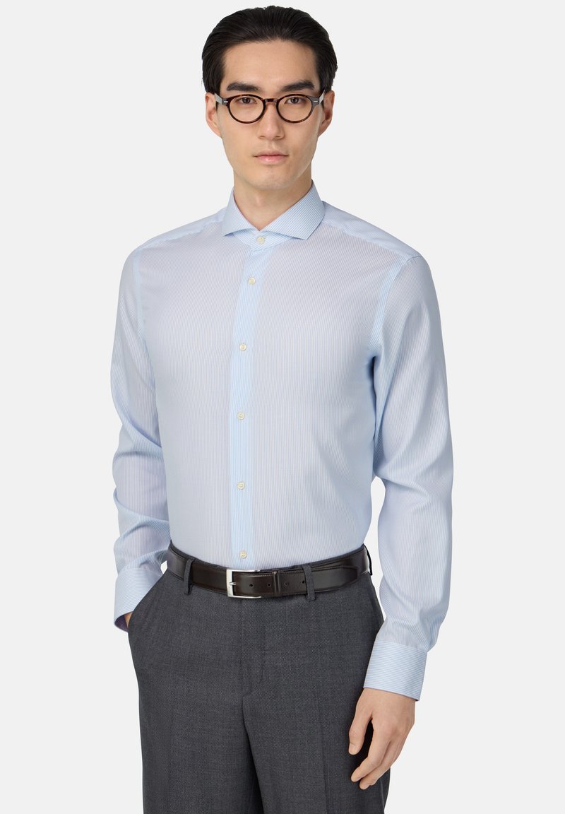 Camicia a righe azzurro chiaro con colletto button-down, maniche lunghe e una consistenza liscia, abbinata a pantaloni grigio scuro e una cintura nera.