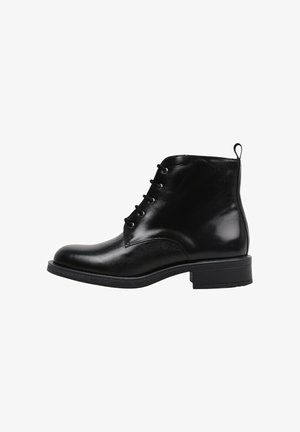Bottes noires en cuir à la cheville avec un bout arrondi, un laçage à l'avant et une petite boucle à l'arrière du talon. Semelle plate en caoutchouc avec une légère texture.