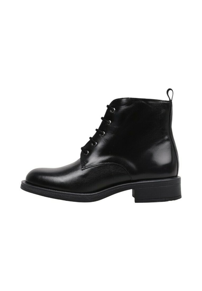 Bottes noires en cuir à la cheville avec un bout arrondi, un laçage à l'avant et une petite boucle à l'arrière du talon. Semelle plate en caoutchouc avec une légère texture.