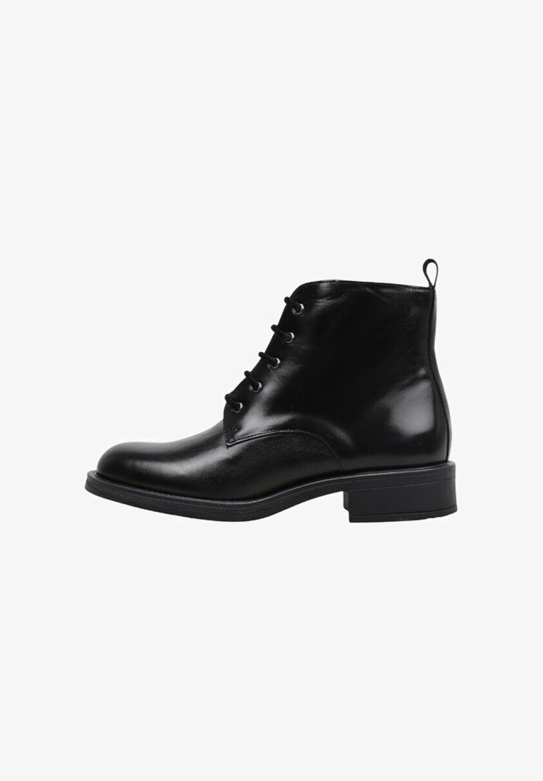 Bottes noires en cuir à la cheville avec un bout arrondi, un laçage à l'avant et une petite boucle à l'arrière du talon. Semelle plate en caoutchouc avec une légère texture.