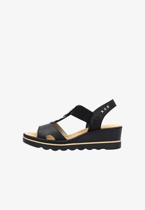 Czarne sandały na koturnie z gładką skórzaną cholewką, elastycznymi paskami oraz teksturowaną gumową podeszwą z falistymi krawędziami. Zawierają również widoczny detal z logo.