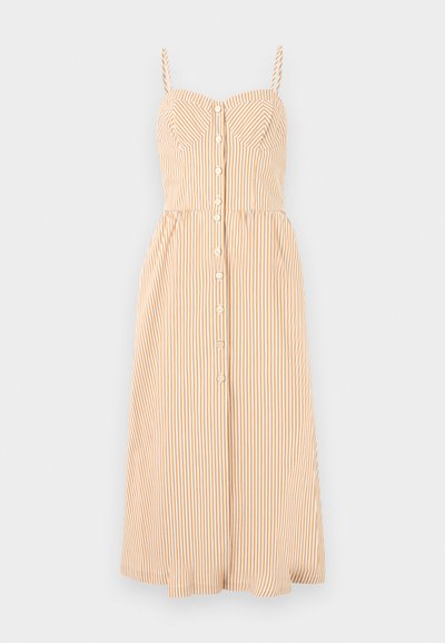 Een strap-jurk in lichtoranje met verticale witte strepen, met een aangesloten lijfje, knoopsluiting en een uitlopende midi-rok.