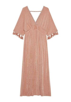 Vestido largo, rosa, con escote en V, mangas cortas con vuelo y flecos decorativos. Fabricado en una tela suave con líneas de textura verticales.
