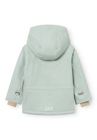 Lys grønn vanntett jakke med hette, med en jevn tekstur, beige mansjettakenter og minimalistisk design uten synlig hårdvare.