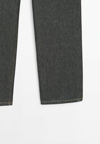 Donkergrijze denim broek met rechte pijpen, zichtbare stiksels en een gladde textuur. Geen extra hardware of patronen.