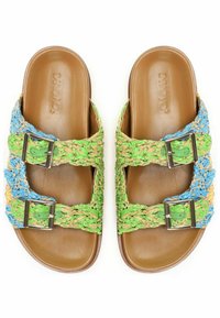 Tkané sandály se zelenými, modrými a hnědými popruhy, s dvěma stříbrnými sponami a hnědou texturovanou podrážkou pro pohodlí a přilnavost.