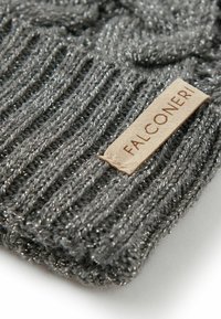 Szara dzianinowa czapka z prążkowaną fakturą, ozdobiona metalicznymi nićmi dla połysku oraz beżową skórzaną metką z wytłoczonym napisem "FALCONERI".