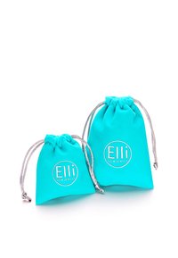 Türkise Zugbeutel aus weichem Stoff, mit silbernen Akzenten und bedrucktem Logo. Zwei Größen, glatte Textur und elastischer Rand.