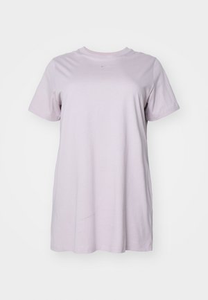 Lichtpaarse T-shirt met korte mouwen en ronde hals, met klein Nike-logo onder de kraag in het midden op een effen witte achtergrond.