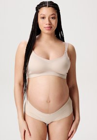 Nude sömlös amningsbh med justerbara axelband och klämdetalj, i kombination med matchande lågrisk bikiniunderkläder, slät textur och ergonomisk passform.