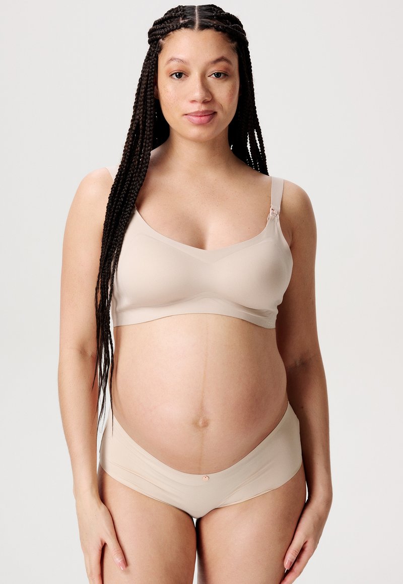 Nude sömlös amningsbh med justerbara axelband och klämdetalj, i kombination med matchande lågrisk bikiniunderkläder, slät textur och ergonomisk passform.