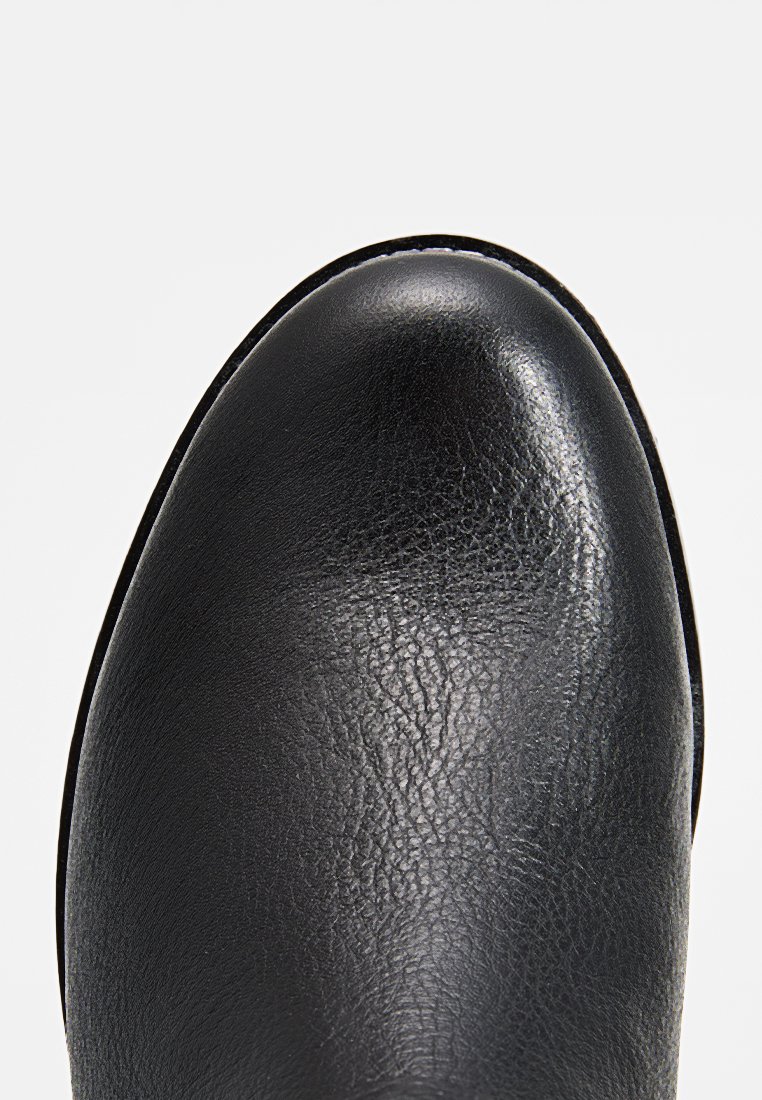 Schwarze Lederstiefel mit runder Zehenform, strukturiertem Obermaterial und genähtem Rand, die ein glattes, poliertes Finish präsentieren.