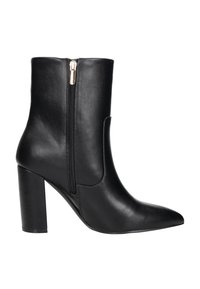 Zwarte leren enkellaars met een puntige neus, een zijrits en een stevige hoge hak. Glad textuur met minimale ontwerpelementen.