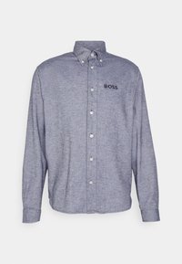 Pánská košile na knoflíky v námořnické a šedé texturované tkanině. Má límec, dlouhé rukávy a vyšívané logo "BOSS" na hrudi.