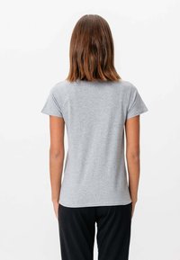 Grå bomulds t-shirt med korte ærmer og rund halsudskæring, der har en glat tekstur og en afslappet pasform. Ingen synlige logoer eller mønstre.