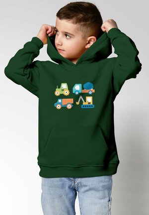 Grüne Kapuzenjacke mit einer Vorderentasche; das Design zeigt farbenfrohe Cartoonfahrzeuge: ein Traktor, ein Lastwagen, ein Bagger und ein Steinfrachtwagen. 