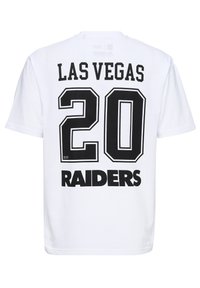 Camiseta de algodón blanca con texto impreso en negro: "LAS VEGAS," "20," y "RAIDERS" en la parte trasera. Diseño simple con cuello redondo.