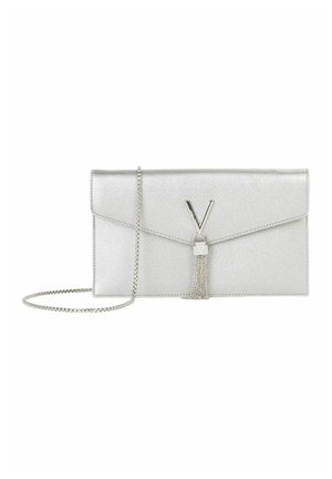 Pochette enveloppe argentée avec une chaîne, un logo métallique en forme de V et un pompon décoratif sur le rabat avant.