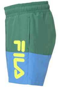 Gröna och blå shorts med elastisk midja, med en stor gul FILA-logotyp på det gröna tyget och en sidoficka. Slät textur.