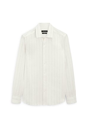 Chemise blanche à manches longues pour homme avec fines rayures verticales, col pointu et manches à poignets, posée à plat sur fond blanc.