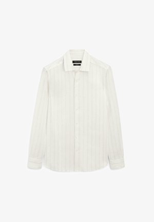 Chemise blanche à manches longues pour homme avec fines rayures verticales, col pointu et manches à poignets, posée à plat sur fond blanc.