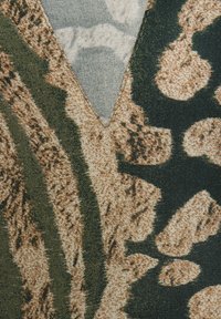 V-hals stoffen top met een dierenprint in tinten groen en bruin, met gestructureerde patronen en een gladde afwerking.
