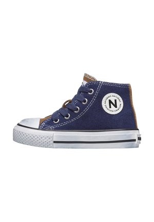 Blå och bruna hög-top sneakers med vit gummisula, vit tåskydd, snören och cirkulär Naturino-logga på sidan.