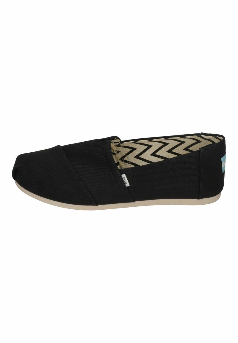 Scarpe slip-on in tela nera con punta arrotondata, presentano una fodera interna a motivo chevron e una suola in gomma beige.