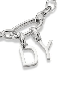 Bracciale in argento con grandi maglie e due charm pendenti con le lettere "D" e "Y" in un elegante carattere a blocchi.