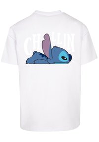 Bílý bavlněný tričko s modrou kreslenou postavičkou ležící na zádech s růžovýma ušima a nad ní nápis "CHILLIN" v tučných bílých písmenech.
