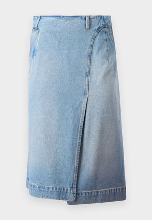 Hellblauer Jeansrock im geraden Schnitt, mit einem Schlitz vorne, Gürtelschlaufen und sichtbaren Nähdetails.