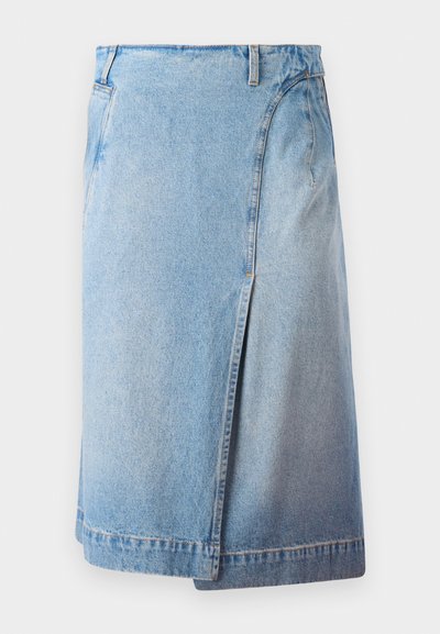 Jeanskjol i ljusblått med rak skärning, som har en framtill öppning, bältesöglor och synliga sömsdetaljer.