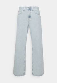 Světle modré široké džíny z denimu s vysokým pasem, předními kapsami a vybledlou texturou. Mají klasické švy a zapínání na zip.