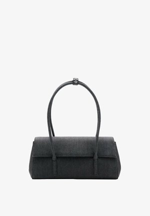 Siva tkaninska torbica s pravokotno obliko, z izdelanim telesom in dvema kratkima ročajema. Gladek tekstura z nežnimi detajli šivov.