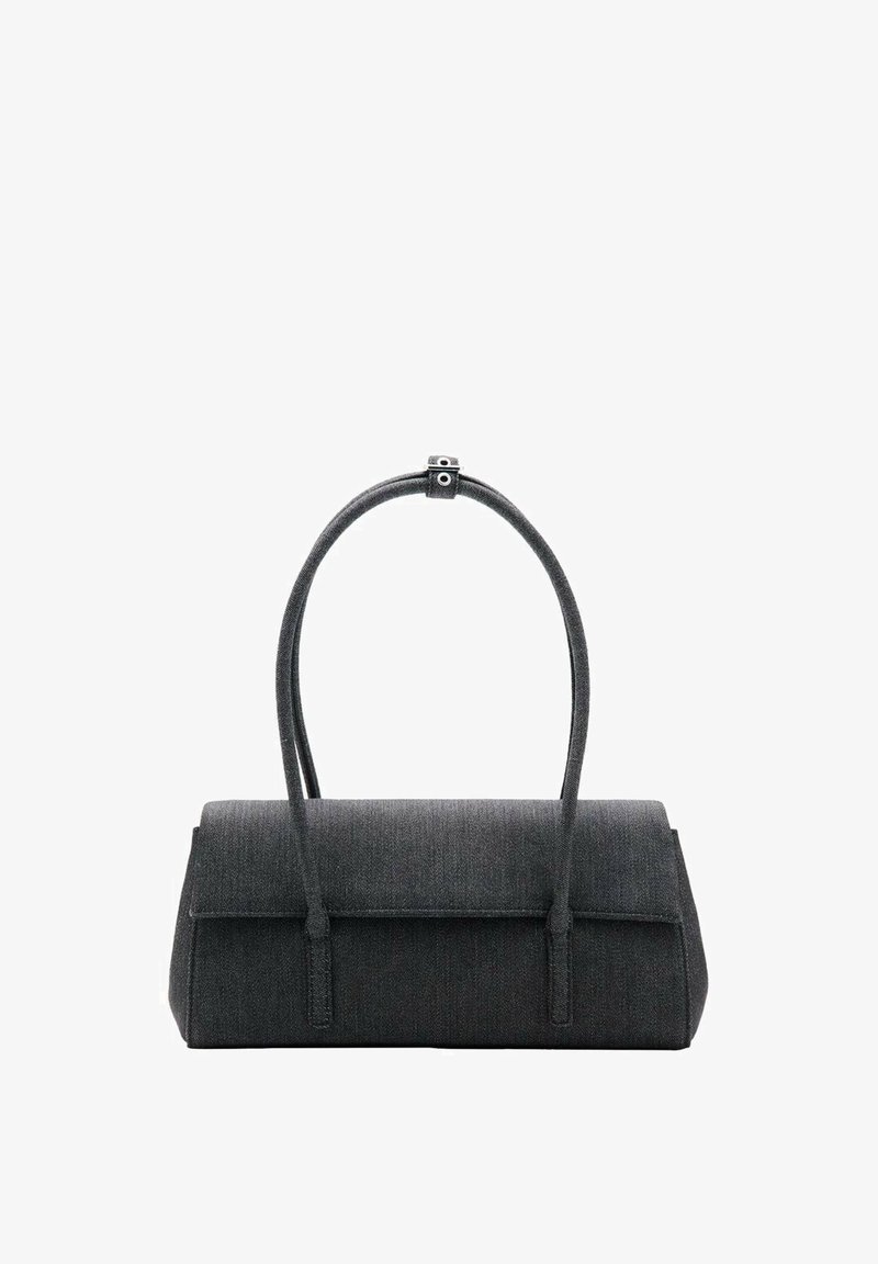 Bolso de tela gris con forma rectangular, que presenta un cuerpo estructurado y dos asas cortas. Textura suave con detalles sutiles de costura.